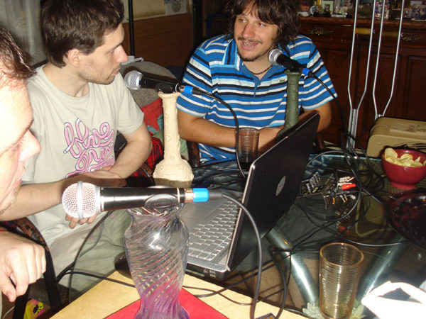 #DCSecretFiles [5 de marzo de 2010 | Episodio 12] El D continuaba lisiado, así que la sede de grabación se mudó hacia sus aposentos. Sobre la mesa se puede apreciar la consola futurística de grabación que utilizamos durante muchos muchos años.